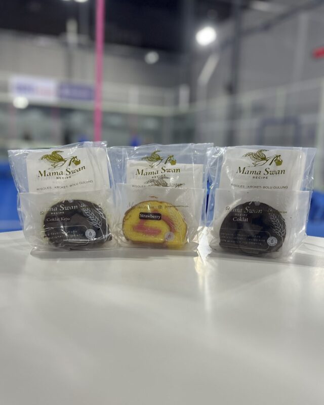 Tiga bolu gulung slice Mama Swan dalam kemasan: Coklat Keju, Strawberry, Coklat