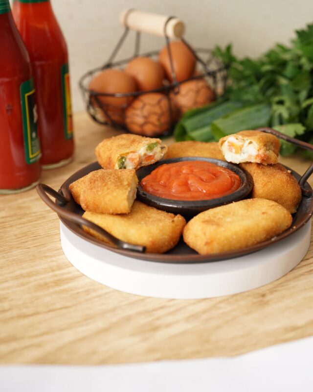 Risoles Mama Swan di piring dengan semangkuk saus