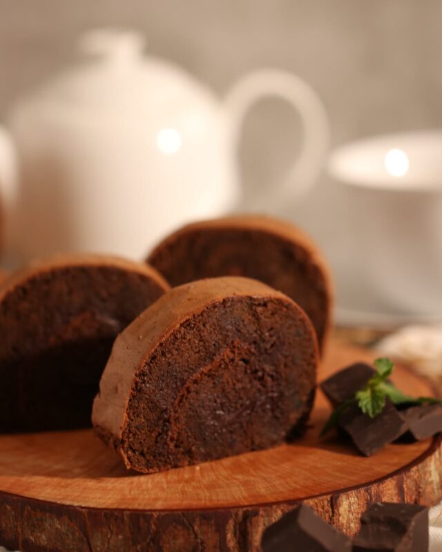 Bolu Gulung Cokelat Mama Swan diiris di atas talenan kayu