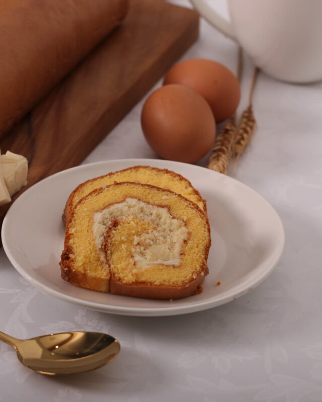 Irisan Bolu Gulung Keju Mama Swan dengan isian krim keju dan potongan keju