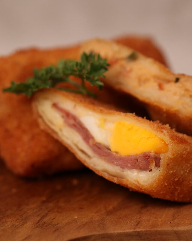Risoles Ragout Smoked Beef Mama Swan dipotong, isi smoked beef dan telur